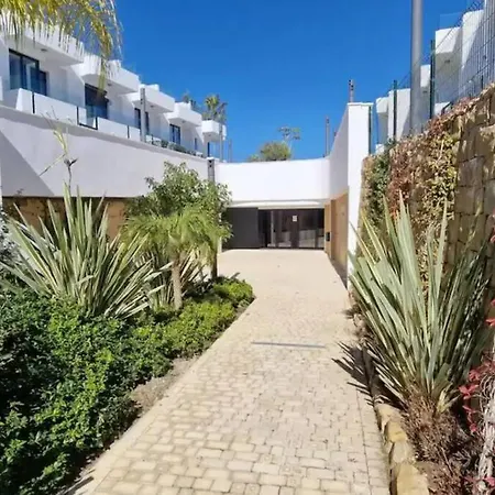 Pass The Keys Casa Ban, Spacious 3 Bedroom Townhouse * 푸엔히롤라